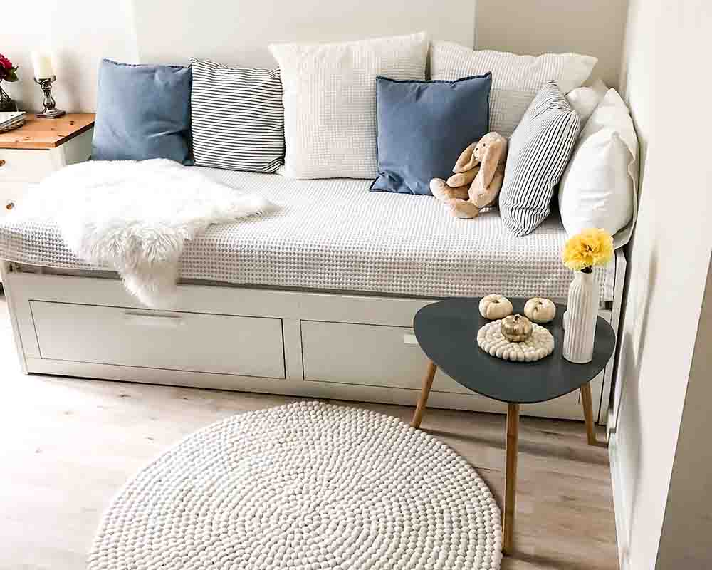 Sofa manta y libros montaje de muebles de ikea en pontevedra